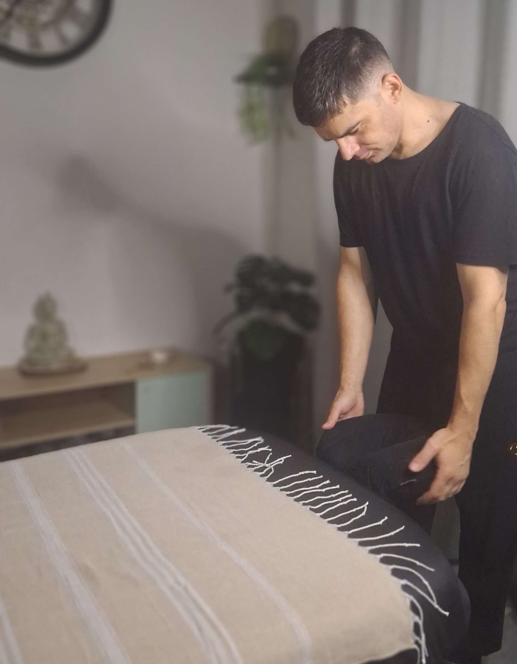 Massage pour hommes à Reims – préparation de la table de massage dans une ambiance zen