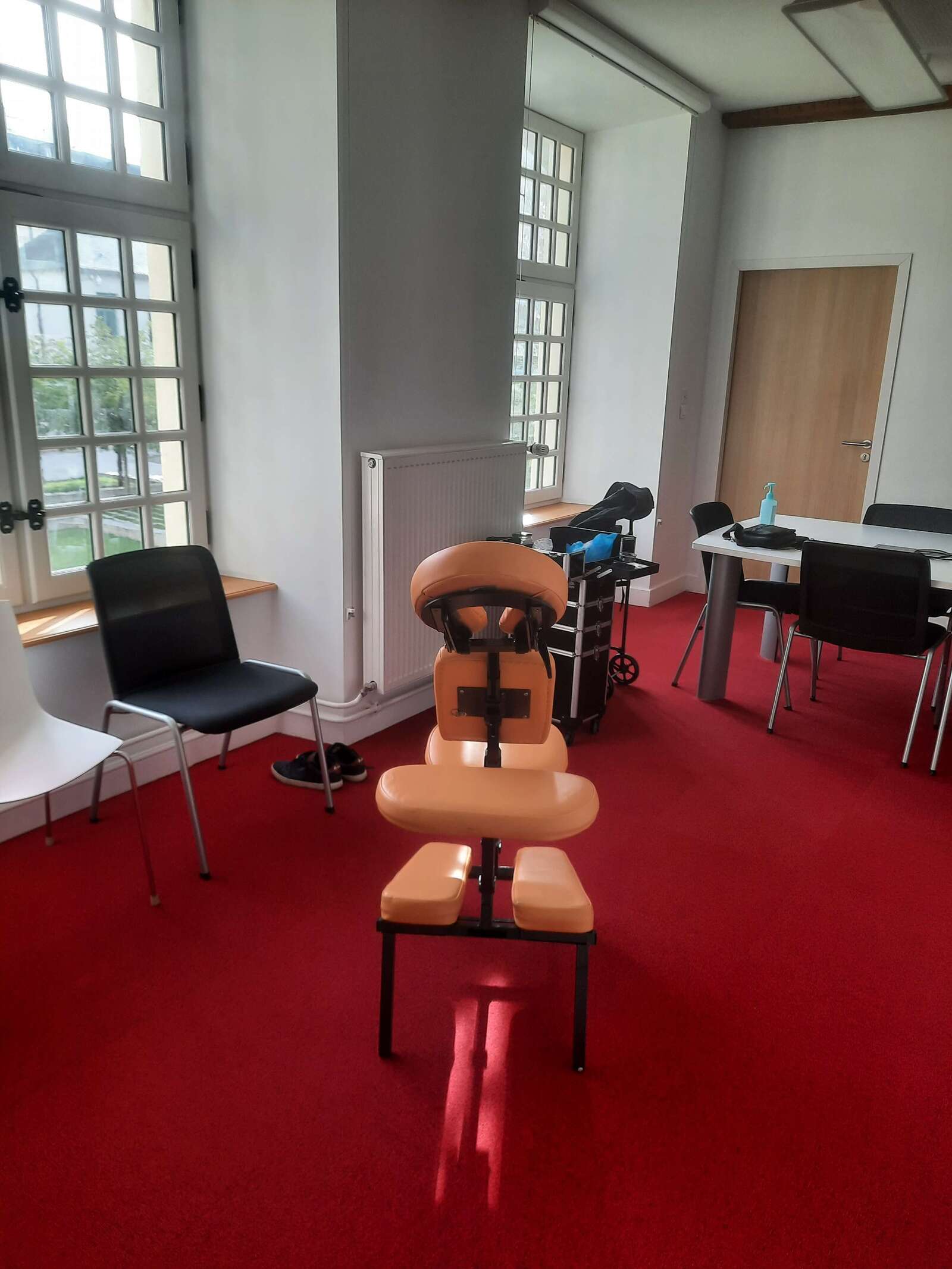 Massage assis en entreprise à Reims – pause bien-être sur chaise (Amma) par NS Bien-Être